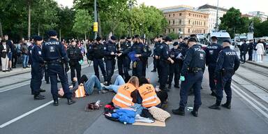 Klima-Kleber vor dem Parlament