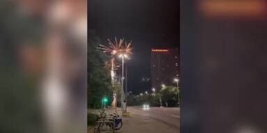 20240702_66_860979_240702_xx_SPLIT_VIDEO_TTA14rkische_Fans_zA14nden_Feuerwerk_vor_Austro-Hotel_in_Leibzig_0min46_BM.jpg