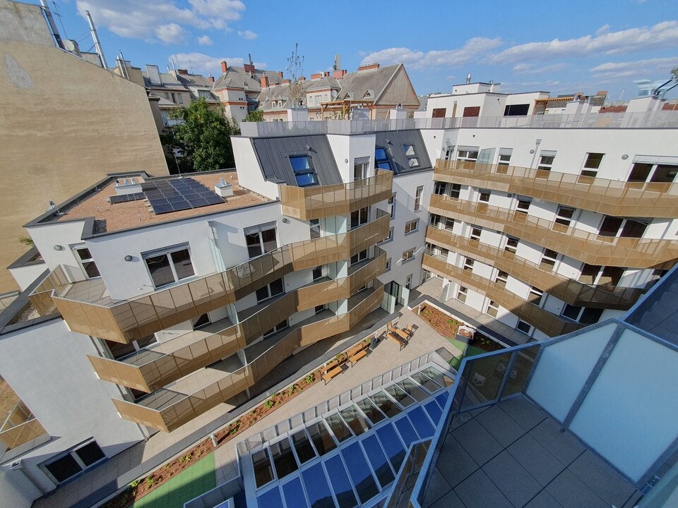 Wohnungen verfügen über Balkon, Loggien oder Terrassen.