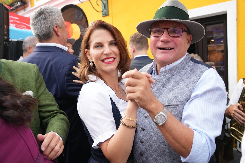 Ein Tänzchen mit Karoline Edtstadler.