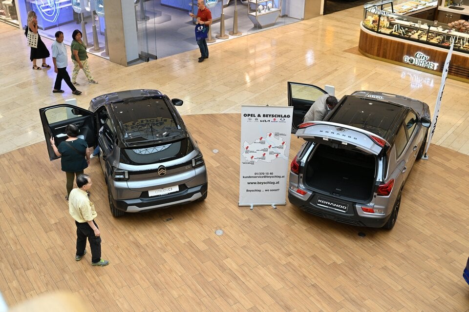 Ausgestellt zum Probesitzen, die neuesten Modelle führender Autohäuser