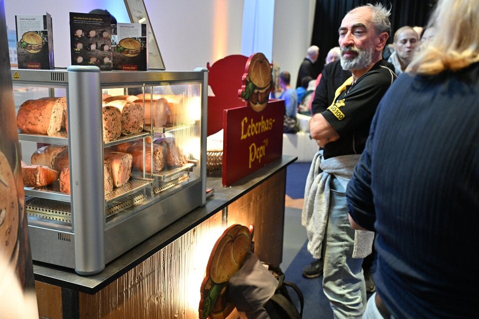 Gratis Verpflegung: Der Leberkas-Pepi verwöhnt mit seinen legendären Leberkäse-Semmerln.