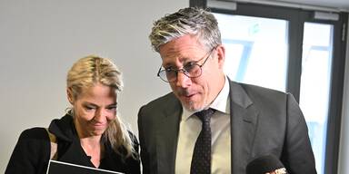 Simone mit Anwalt Florian Höllwarth.  