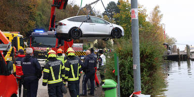 Tesla Model X im Traunsee