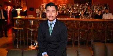 Martin Ho auf der längsten Couch der Welt in seinem X Club