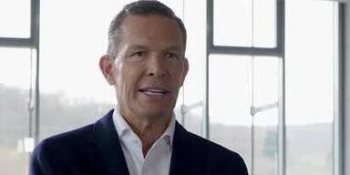 20241129_66_902606_241129_xx_MAZ_BUSINESS_Hugo_Boss-Boss_PlAne_mit_Benko_1min26_BM.jpg