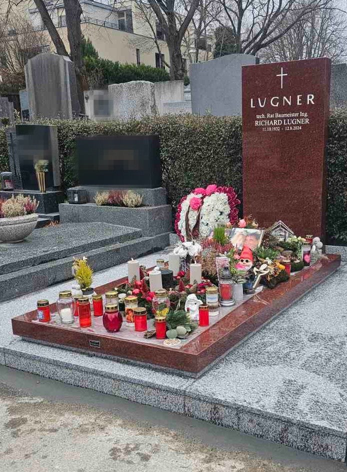 Richard Lugner suchte seinen Grabstein in Lugner-Rot selbst aus