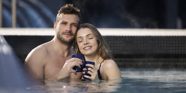 Therme Wien serviert Punsch direkt an den Pool