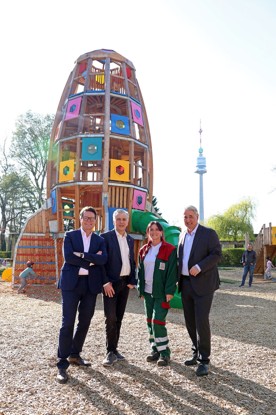Klimastadtrat Jürgen Czernohorszky, Gemeinderat Josef Taucher, Mitarbeiterin der Wiener Stadtgärten, Bezirksvorsteher Ernst Nevrivy im entsiegelten Bereich.  