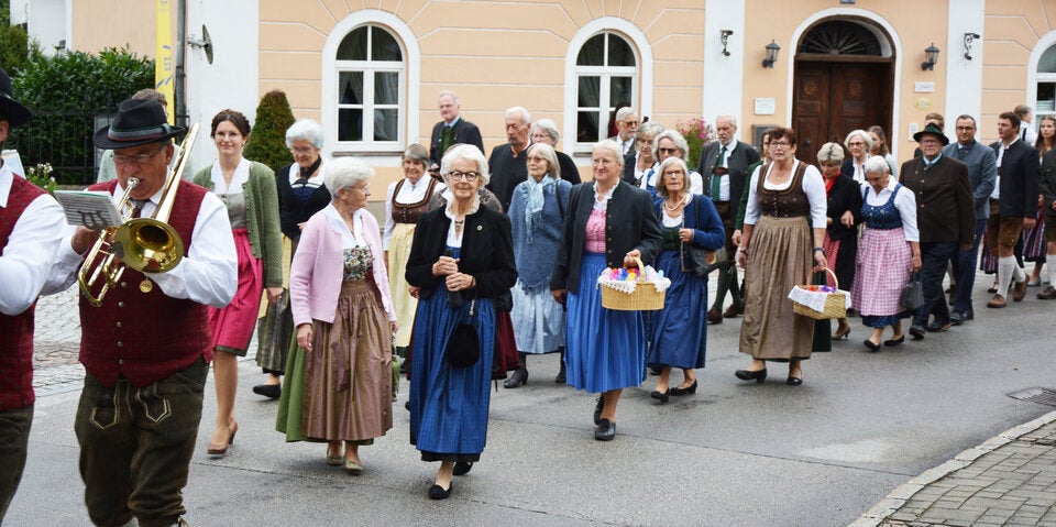 Im festlichen Zug ging es am Dirndlgwandsonntag in die Kirche.