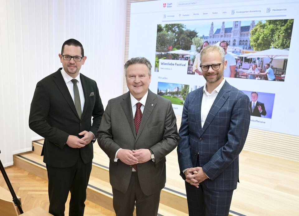 Martin Schipany, Dienststellenleiter der MA 53 – Kommunikation und Medien (KOM), Bürgermeister Michael Ludwig und Klemens Himpele, Chief Information Officer (CIO) der Stadt Wien.