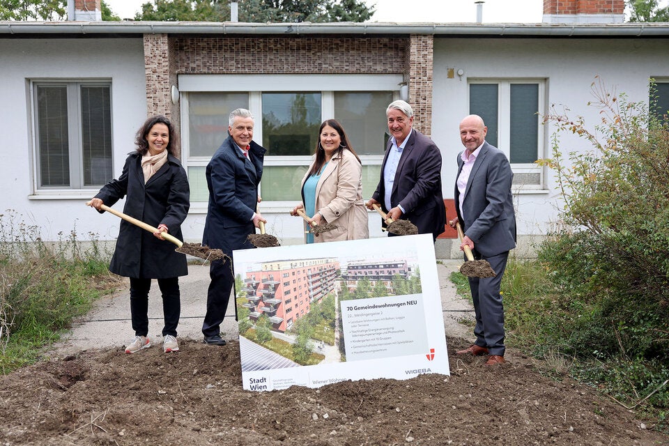 Baustart Gemeindebau Weidingergasse mit Wohnbaustadträtin Kathrin Gaál (Mitte) und Ernst Nevrivy (2.vr.) 