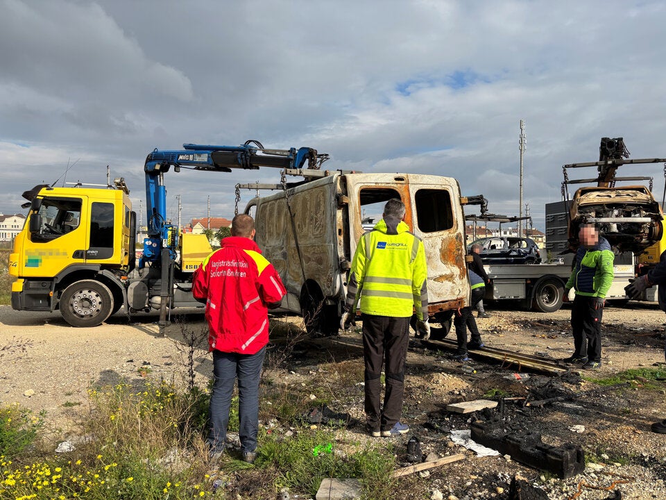 Gruppe Sofortmaßnahmen entfernt Schrottautos in Wien-Favoriten.