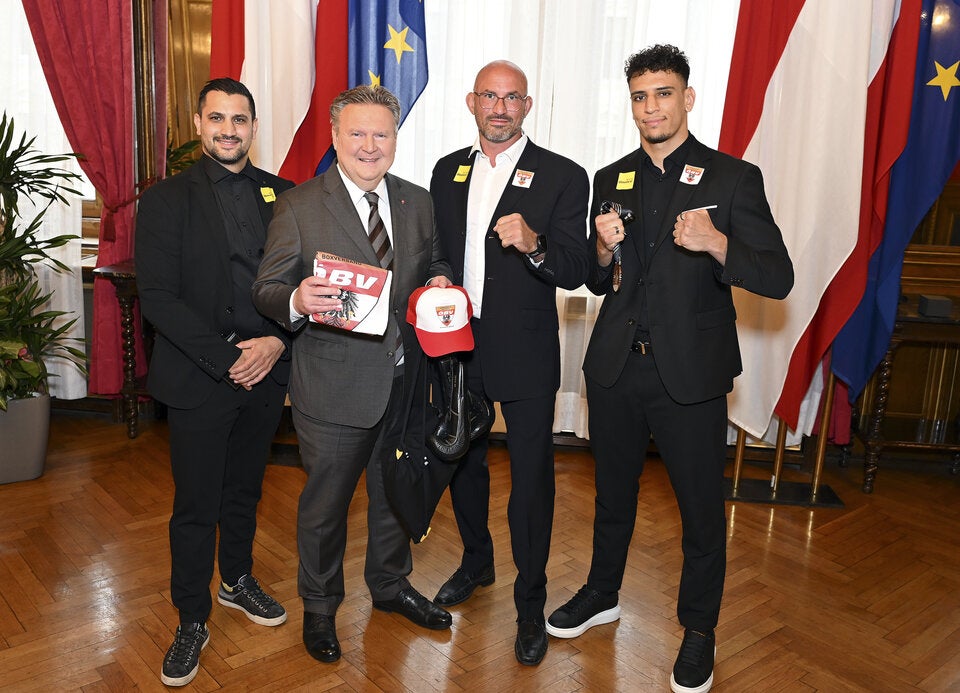 Ehrung für Wiens Box-Talent: Bürgermeister Ludwig gratuliert Michael Derouiche zu historischem Erfolg.