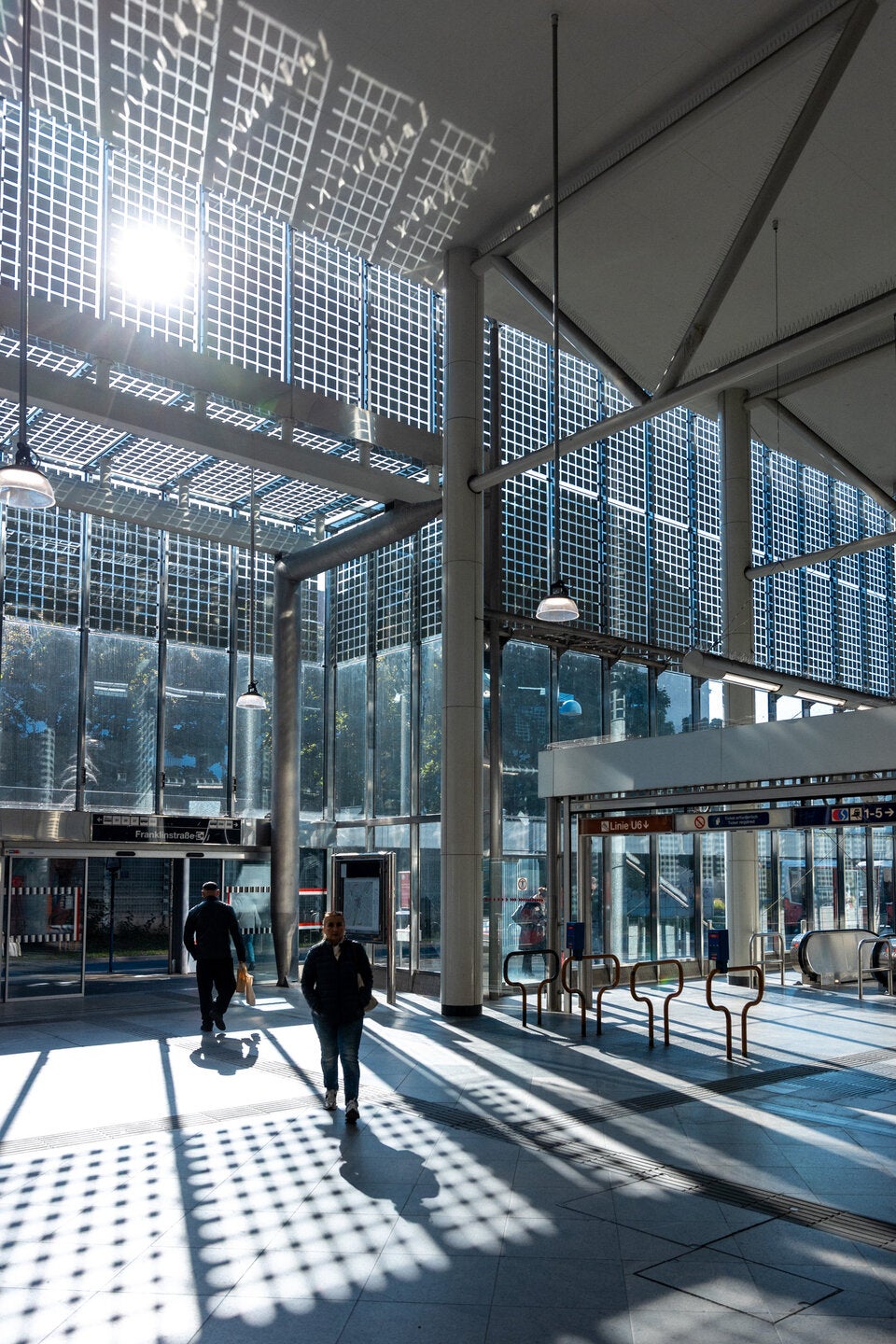 Die Fassaden-PV-Anlage in Floridsdorf erzeugt Strom und spendet zugleich Schatten. 