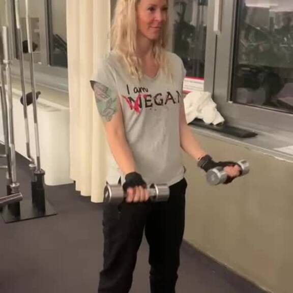 Simone Lugner beim Trainieren im Fitnessstudio