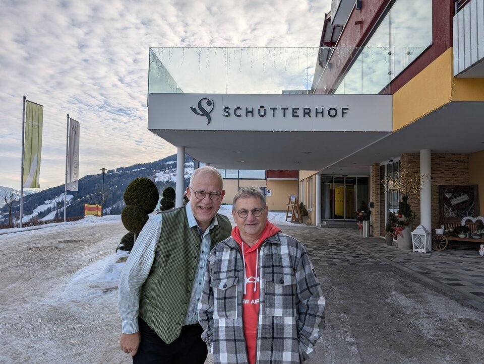 Der 65-jährige Pensionist Manfred Steinberger (r.) ist im  Hotel Schütterhof in Rohrmoos u.a. für die Schwimmbad- und Gästebetreuung oder auch die Ausgabe der Leih-E-Bikes zuständig.