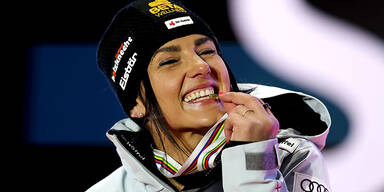 Venier präsentiert nach Bisskontrolle stolz ihre Goldmedaille.