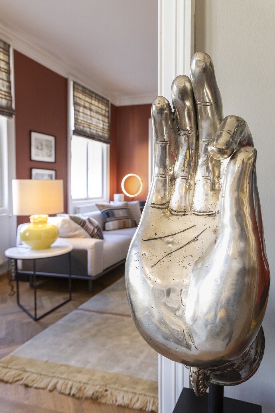 Die Shanti-Skulptur sorgt für gute Stimmung im Besprechungsraum.