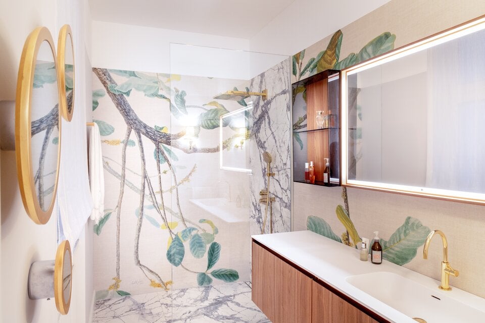 Badezimmer mit Oasis Italy-Möbeln und extravaganter Glasfasertapete von Pierre Frey.  