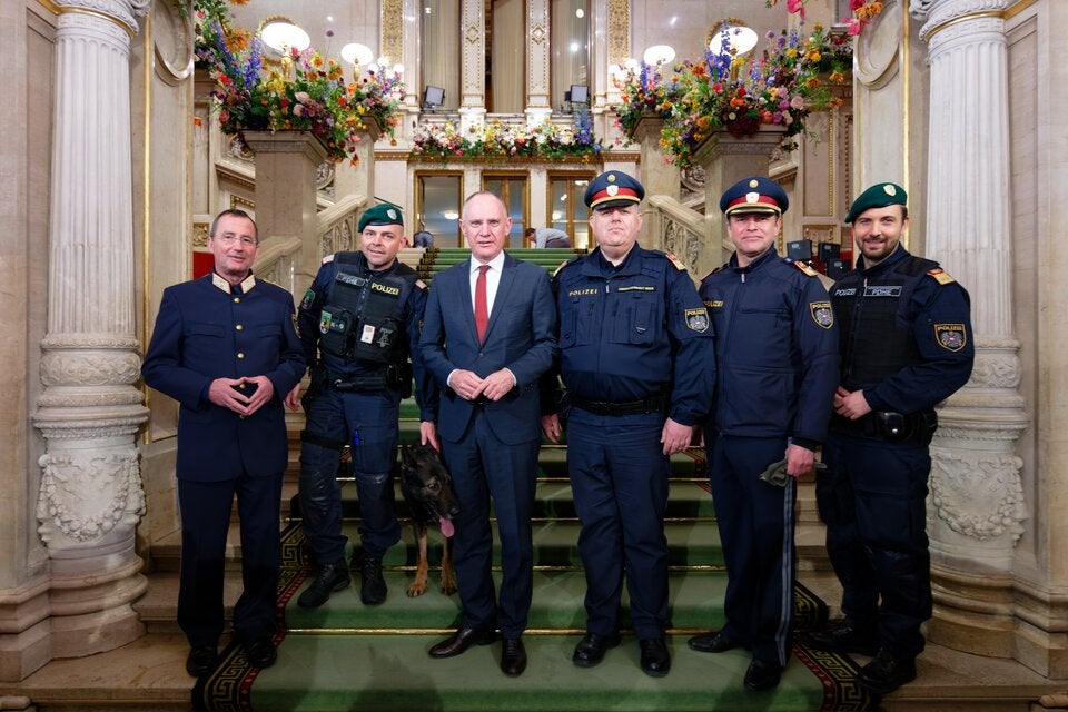 Minister Gerhard Karner bei der Opern-Begehung