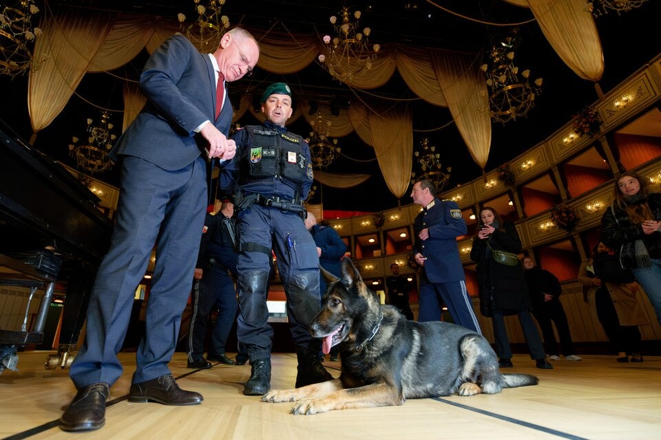Gerhard Karner beim Sicherheits-Check in der Oper
