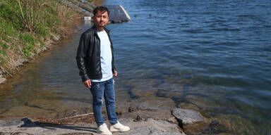 Afghane zieht Frau mit