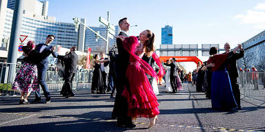 Weltrekord! 2.025 Paare tanzen Walzer beim Wien-Marathon