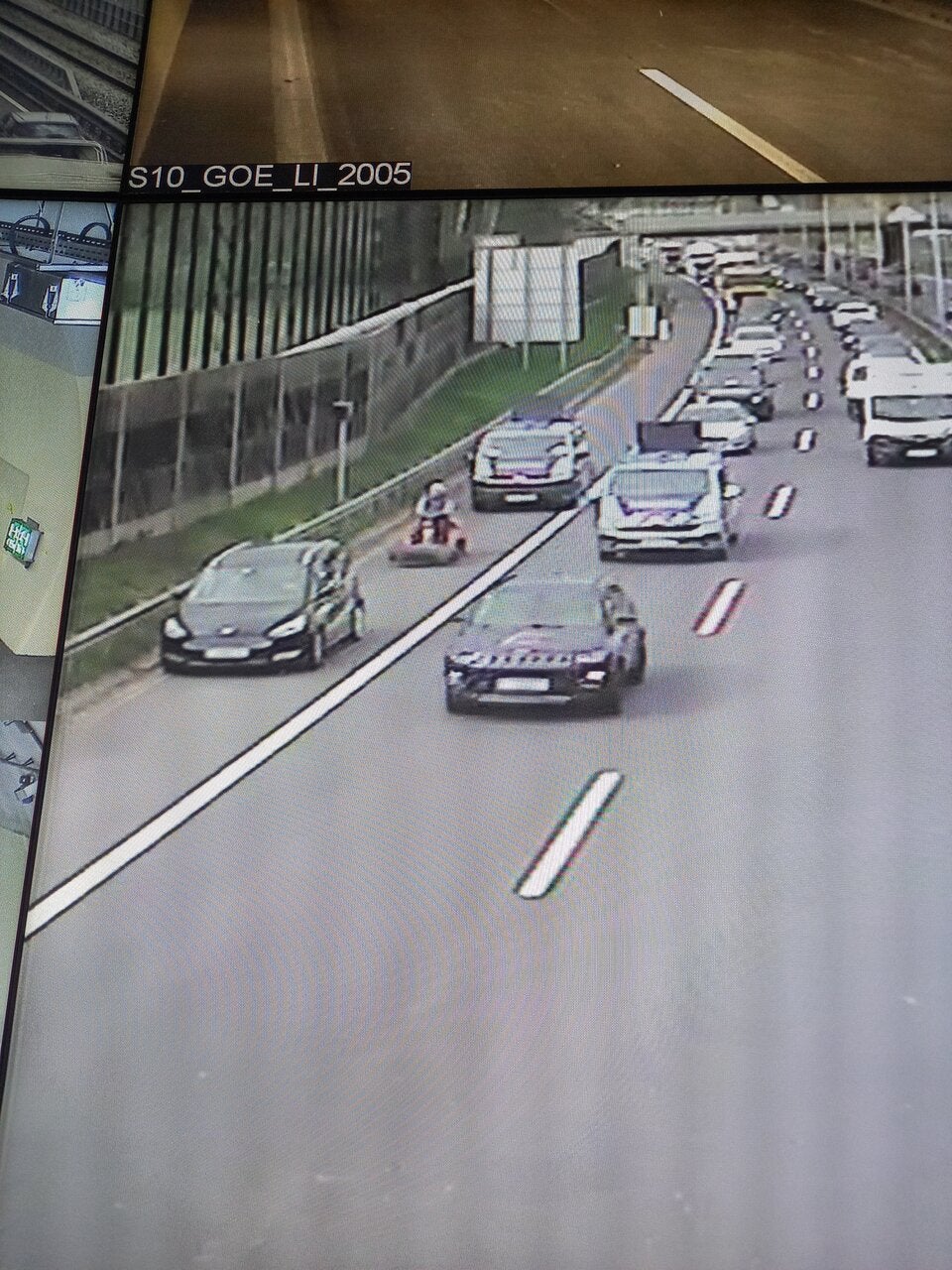 Rasenmähertraktor auf der Autobahn