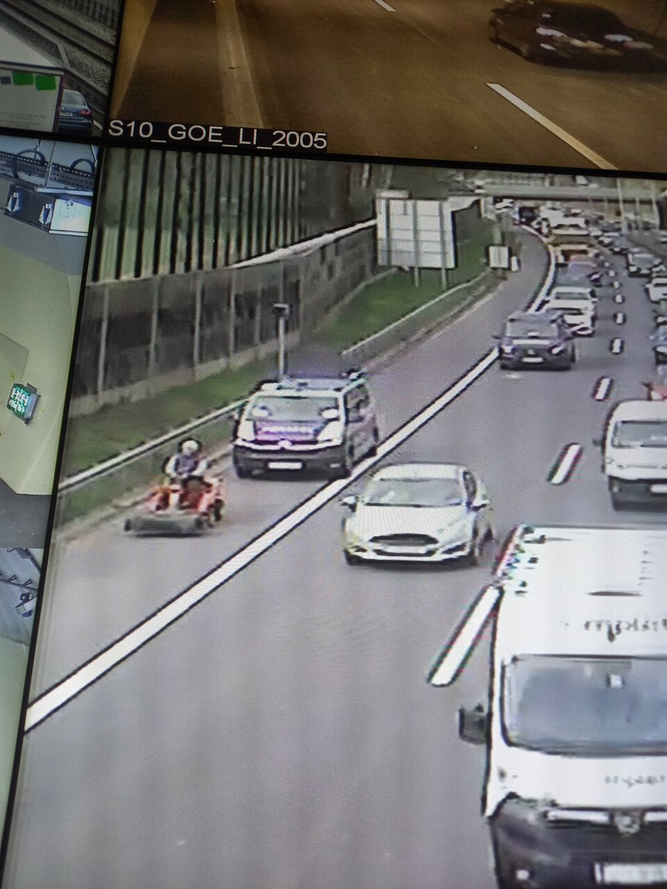 Rasenmähertraktor auf der Autobahn