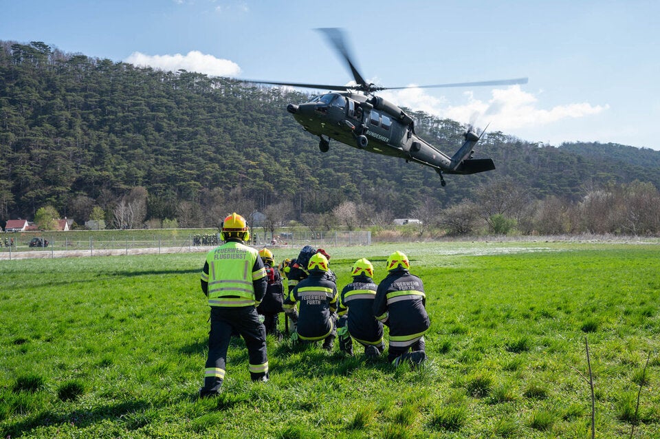 Black Hawk über dem Triestingtal: Einsatzkräfte proben den Ernstfall