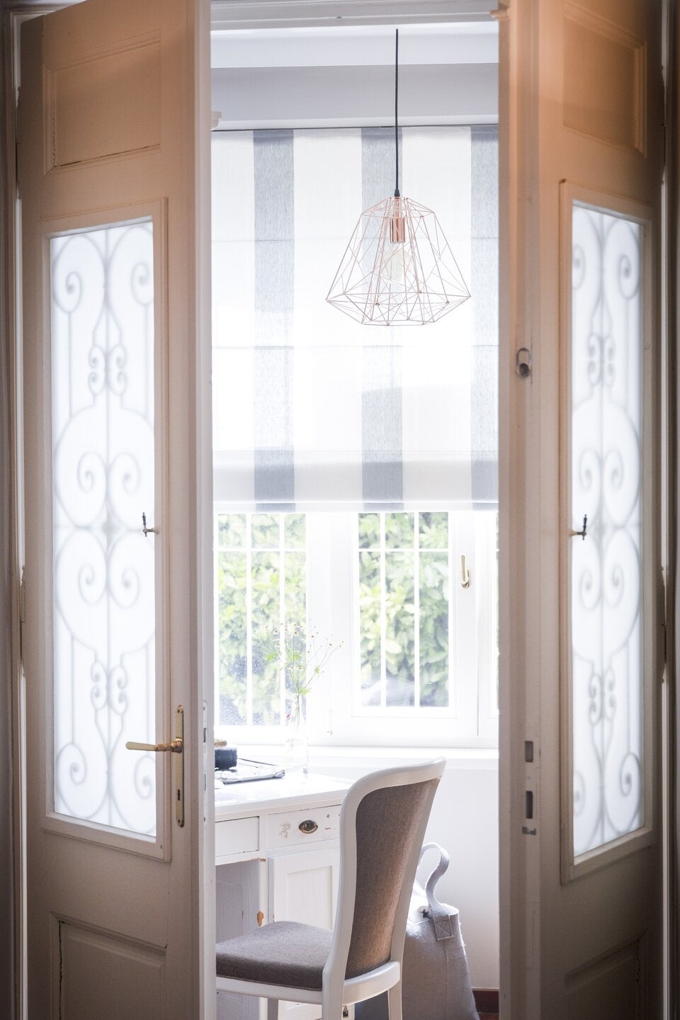 Der einstige Eingangsbereich ist heute das  Arbeitszimmer mit Blick in den Garten.  