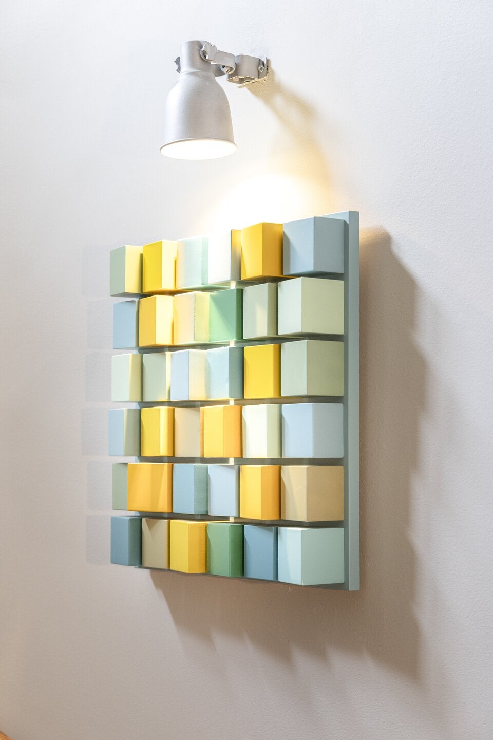 Die Vorarbeiten für ihre Glaswürfel „TriBeCa“ bringen Farben an die Wände.  