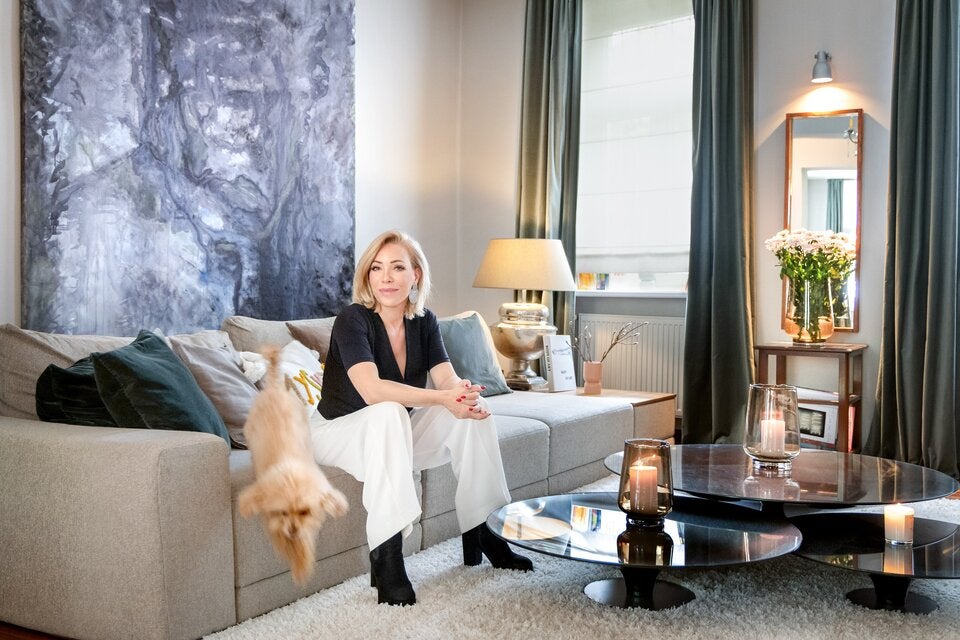 Angekommen ist die zweifache Mutter nicht nur als erfolgreiche zeitgenössische Künstlerin, sondern auch privat – in einem von ihr wunderschön renovierten und elegant eingerichteten Haus in Wien-Ottakring. 