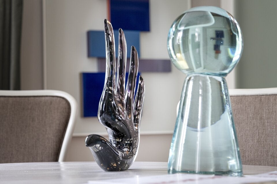 Aus Murano-Glas fertigt Wiedenhofer ihre Skulpturen, darunter die berühmten „Mensch, ärgere dich nicht“-Figuren aus der „Alea iacta est“-Installation. 