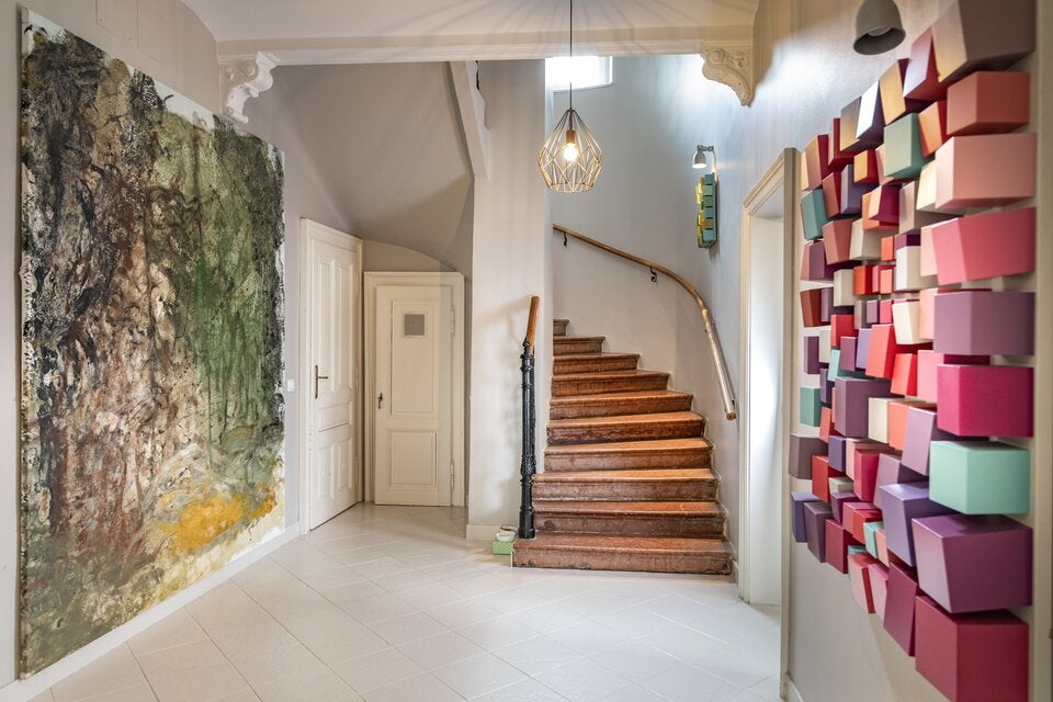 Die Energie des Hauses, das Sabine Wiedenhofer 2004 entdeckte, fasziniert die Künstlerin bis heute. 