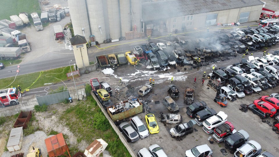 Schrottplatz Feuer 55 Autos