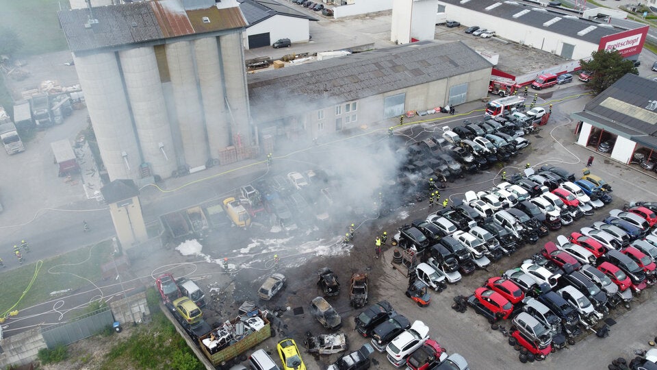 Schrottplatz Feuer 55 Autos