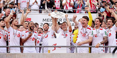 1. FC Köln steigt nach 4:0-Sieg gegen Kaiserslautern wieder auf