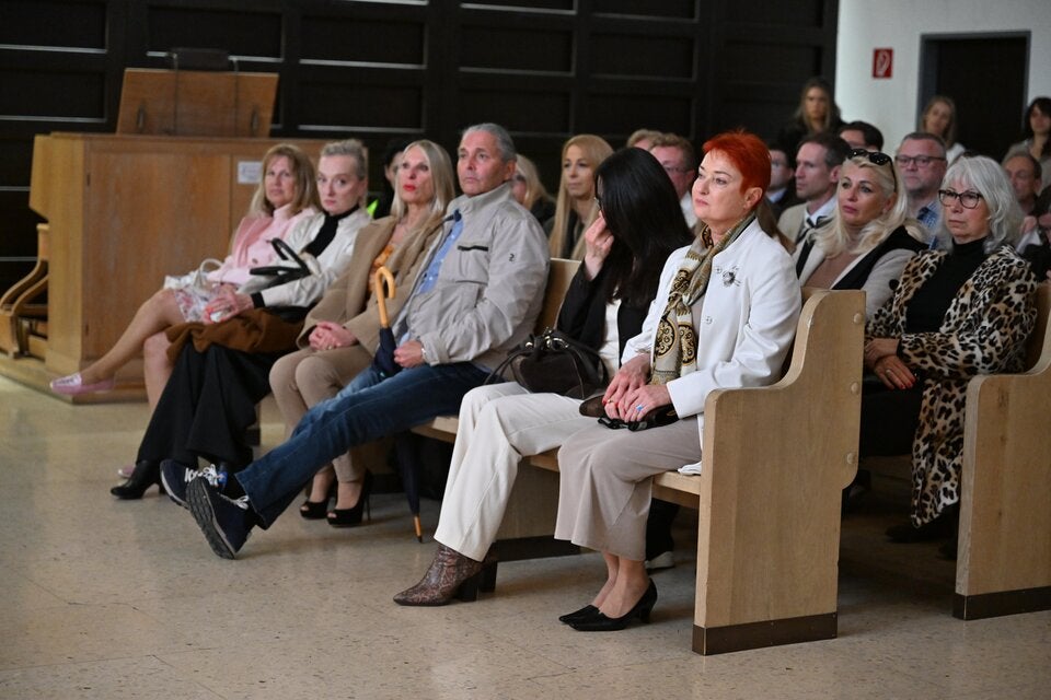 Witwe Karin Winkler (r.) nimmt Abschied