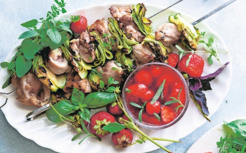So lassen sich Erdbeeren mühelos in pikante Gerichte verpacken