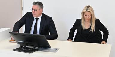 Simone Lugner mit Anwalt Florian H&ouml;llwarth