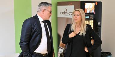 Simone Lugner mit Anwalt Florian H&ouml;llwarth