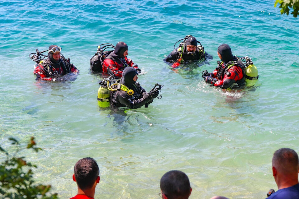 Taucherin verschollen: Große Suchaktion beim Attersee