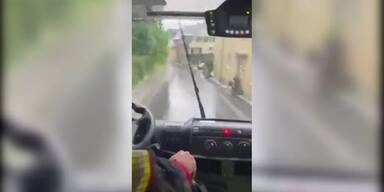 20250703_66_960467_250703_xx_VIDEO_split_ohne_BB_Feuerwehrauto_fAhrt_durhc_rgen_hagel_deutschland_reuters_0min19_BM.jpg