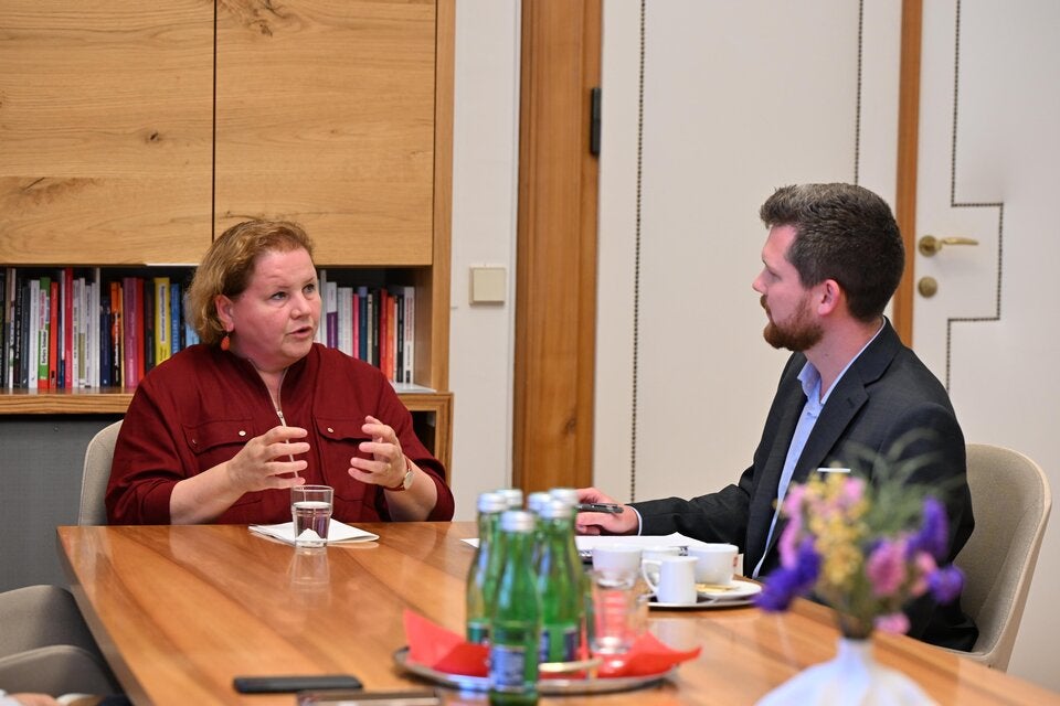 Arbeitsministerin Korinna Schumann (SPÖ) im Interview mit oe24-Reporter Aaron Brüstle