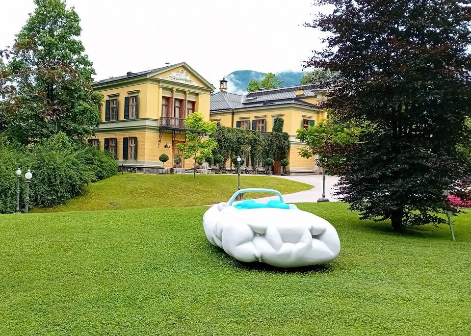 Erwin Wurm Skulpturen vor der Kaiservilla in Bad Ischl