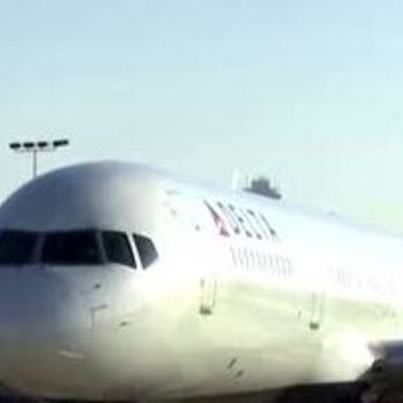 Passagiere geschockt: Pilot wird direkt nach Landung von 10 Bundesagenten verhaftet