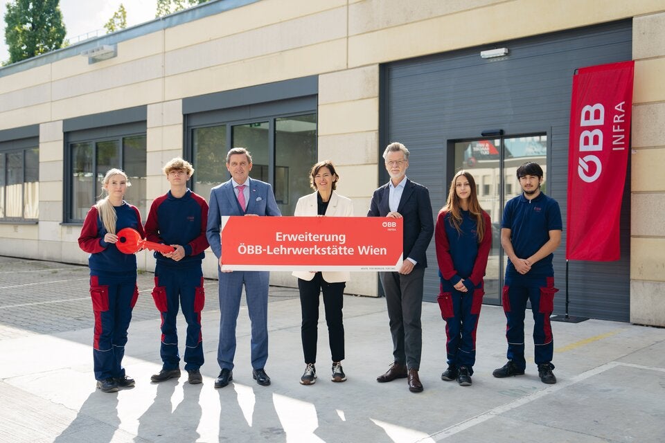 Bundesminister Peter Hanke, ÖBB-Infrastruktur Vorständin Silvia Angelo und ÖBB-Konzernbetriebsratsvorsitzender Roman Hebenstreit beim Besuch der Lehrwerkstätte Wien.