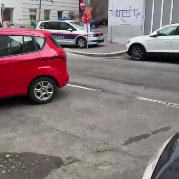 Lauter Knall: Mercedes explodiert mitten in Wien